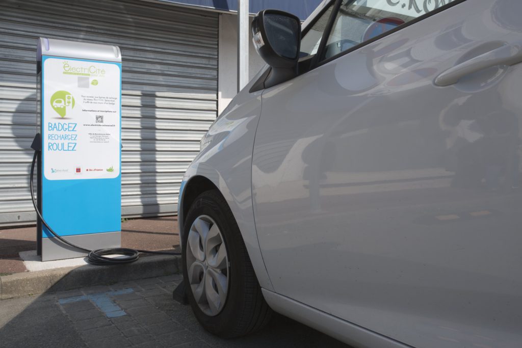Borne électrique de la ZAC Coeur de ville à Bonnières-sur-Seine