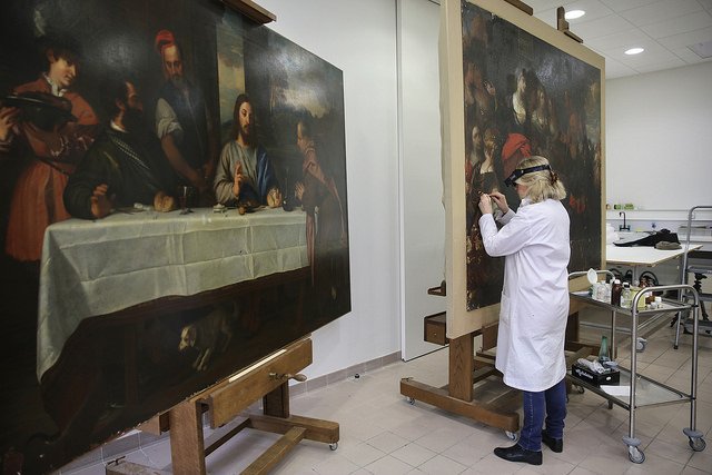 Restauration d'une oeuvre aux Archives départementales - Photo : N. Duprey