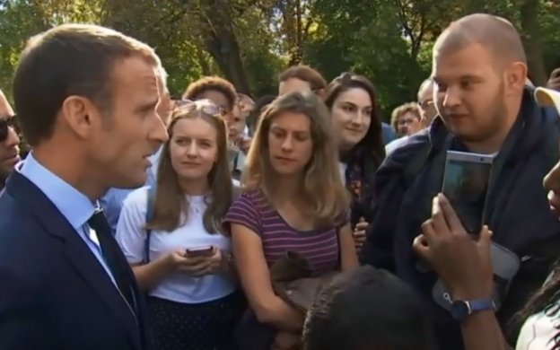 Jonathan Jahan (à droite sur la photo) interpelle le Président sur sa difficulté à trouver un emploi.