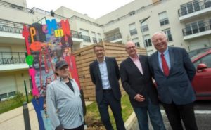 De gauche à droite : Florent CHOPIN, artiste, Pierre-Yves DUMOULIN, maire de Rosny-sur-Seine, Dominique GIRY, Président du Directoire Logeo Seine Estuaire, Alain ADAM, Président du Conseil de surveillance Logeo Seine Estuaire © Logeo Seine Estuaire