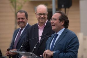 De gauche à droite : Jean-François KERLO, Vice-président AKERA, Dominique GIRY, Président du Directoire Logeo Seine Estuaire, Pierre BEDIER, Président du Conseil départemental des Yvelines © Logeo Seine Estuaire