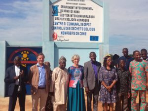 Dans le département de Mono(Benin) avec les autorités locales: visite d'un site de controle de déchets.