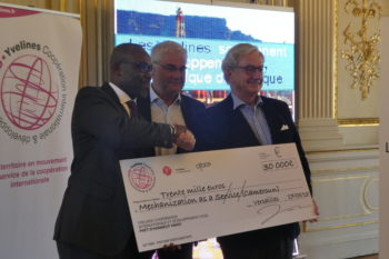 Alain NAGALANI, entrepreneur yvelinois, d’origine camerounaise reçoit un chèque pour sa société Maas crée au Cameroun.