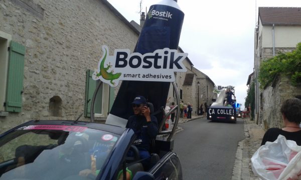 La caravane du Tour passe à Chavenay
