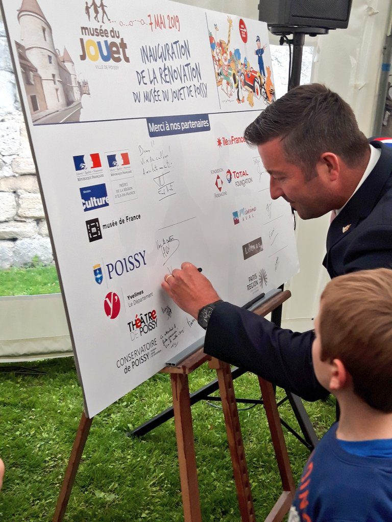 Karl Olive signant le panneau inaugural en tant que Conseiller départemental des Yvelines lors de la réouverture du Musée du Jouet © CD78 / MC.Rigato