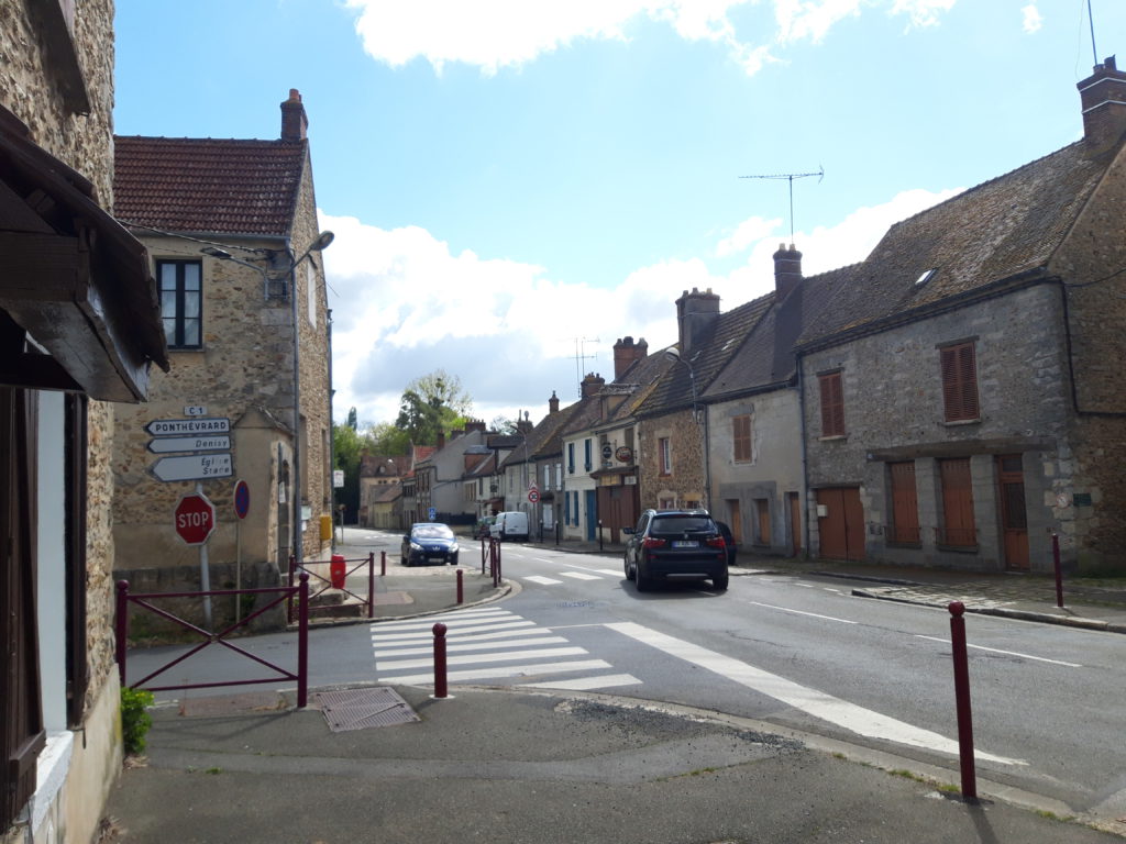 La rue principal relie le Rambolitain avec la ville de Dourdan en Essonne. © CD78 / N.Théodet