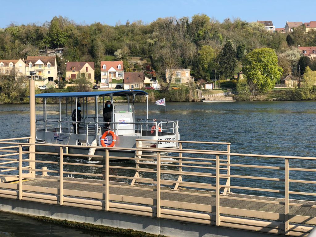 Des traversées gratuites de la Seine à bord d'un bac sont à nouveau proposées au public. (Photo ville d'Aubergenville). 