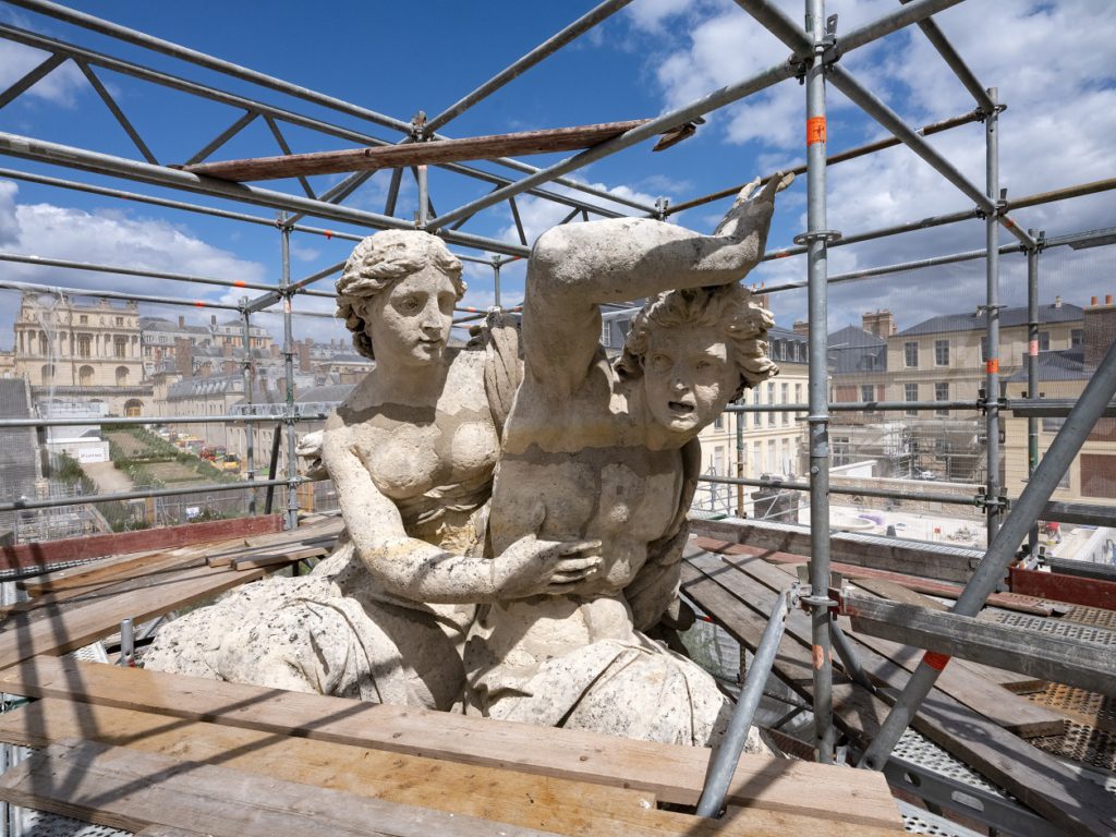 Quatre magnifiques groupes sculptés, d’environ 30 tonnes chacun, vont être délocalisés au Val Fourré. Le chantier de restauration durera près de deux ans. Photo : Château de Versailles
