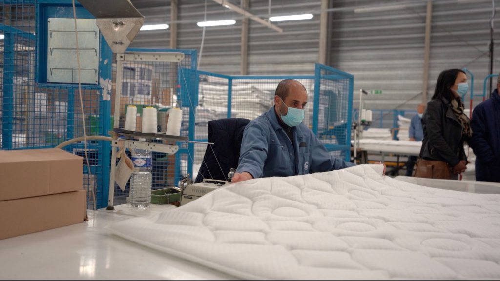 Pierre Bédier a s'est rendu dans l'atelier de production de matelas. CD78/Y.Fossey