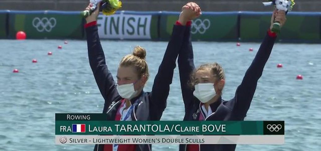 Claire Bové heureuse avec sa médaille. © Capture d'écran France Télévision