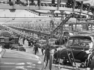 Fabrication de la Dauphine sur les chaînes de montage de l'usine Renault de Flins