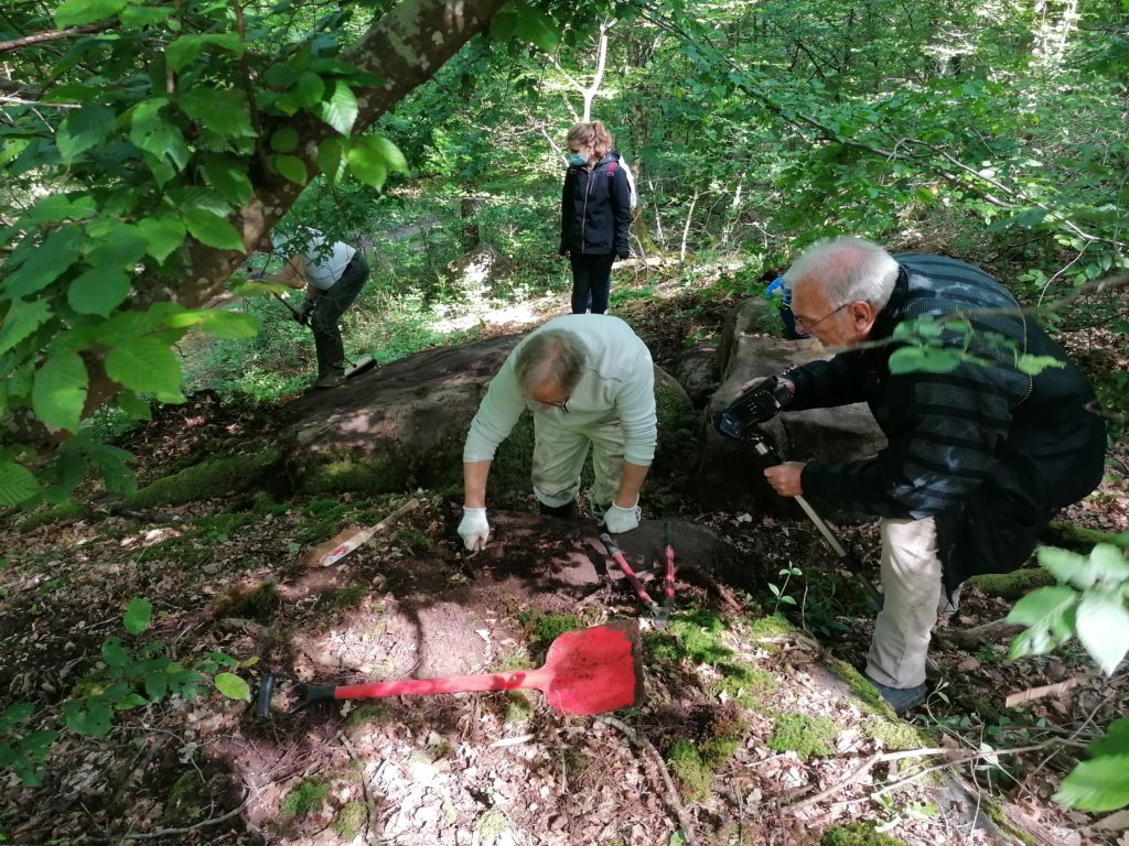 Tout une équipe s'affaire à retrouver les bloc de grès utilisés. © CD78 / N.Théodet