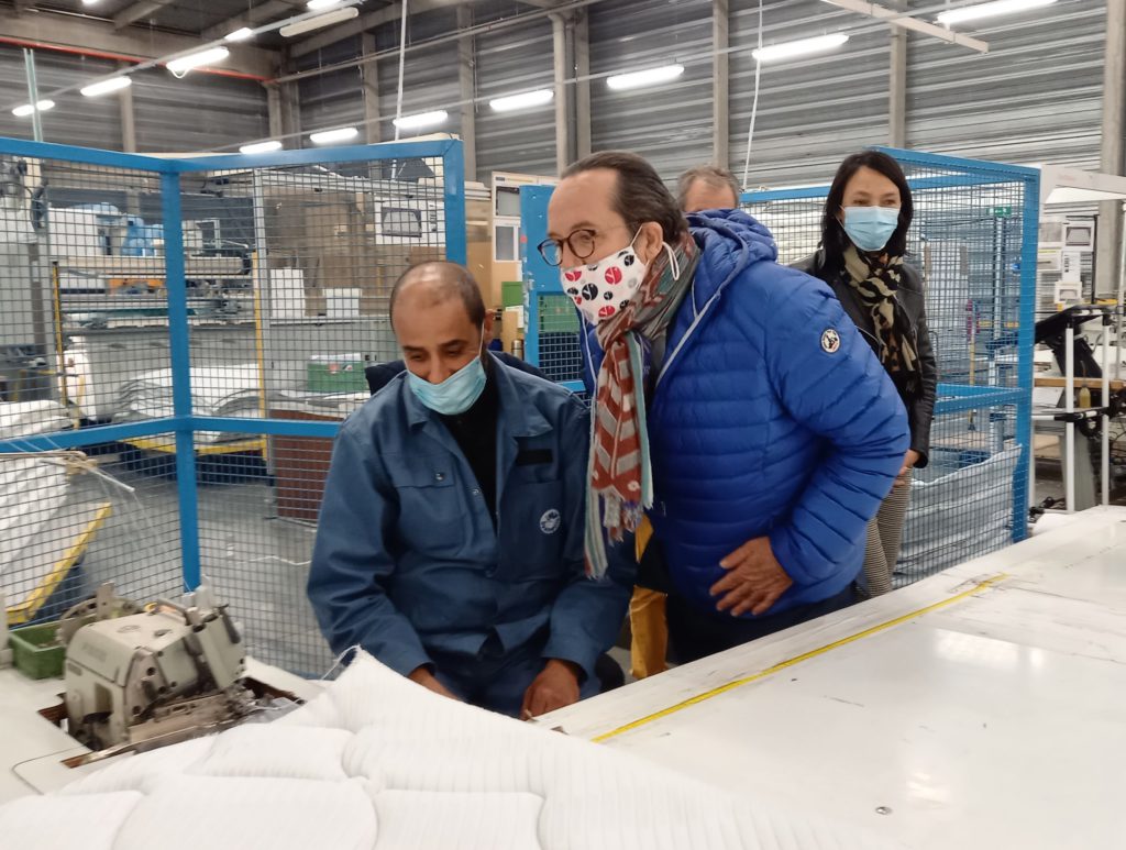 Pierre Bédier a s'est rendu dans l'atelier de production de matelas. CD78/Y.Fossey