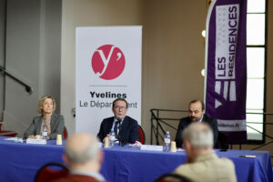 Laurence Bernard, Maire du Pecq, Pierre Bédier, Président du Département des Yvelines et Arnaud Legros, Président du directoire des Résidences Yvelines Essonne à la conférence de presse d'inauguration de la première résidence issue du Plan prévention carence du Département pour soutenir les communes carencées. Photo : Nicolas Duprey/CD78