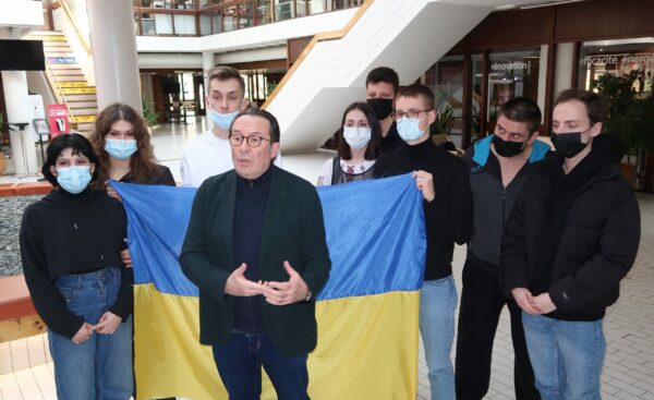 Suite à un échange avec les jeunes ukrainiens, Pierre Bédier a annoncé la mise en place de différentes actions. CD78/Y.Fossey