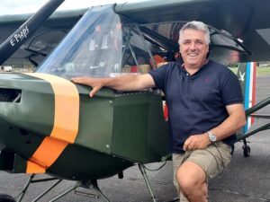 Jean-François Comier pose devant son ULM J300 de chez Sauper Aviation © J. Bencivengo / CD78