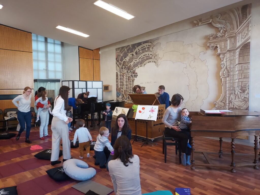 A l'issue de l'atelier, les enfants peuvent se familiariser avec les instruments © J. Bencivengo / CD78