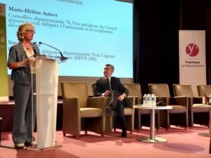 Marie-Hélène Aubert, vice-présidente du Conseil départemental des Yvelines et Simon Kieffer, directeur de la délégation départementale des Yvelines à l'agence régionale de santé Ile-de-France, ont ouvert cette journée d'échanges © J. Bencivengo / CD78