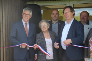 Josette Jean, conseillère départementale, monsieur le sous-préfet Jean-Louis Amat, le président de la communauté de communes du pays houdanais Jean-Marie Tétart, ainsi que le maire de Longnes Lionel Beaumer coupent le ruban, inaugurant les nouveaux vestiaires © EPI