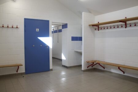 Les nouveaux vestiaires du stade de Longnes offrent un véritable confort aux sportifs © EPI