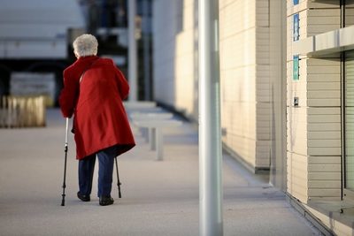 Une femme âgée dans la rue © N. Duprey / CD78