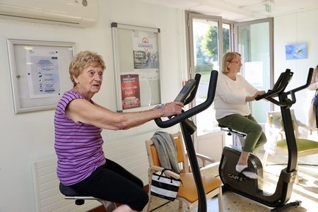 Une femme âgée s'entraîne en salle de sport © N. Duprey / CD78