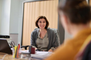 Le Dr. Berlemont, au centre de PMI de Versailles, mène les entretiens précoces pour la détection de potentiels TSA © N. Duprey / CD78