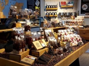 La boutique de Cédric et Caroline Turmel : une caverne d'Ali Baba gourmande © J. Bencivengo / CD78