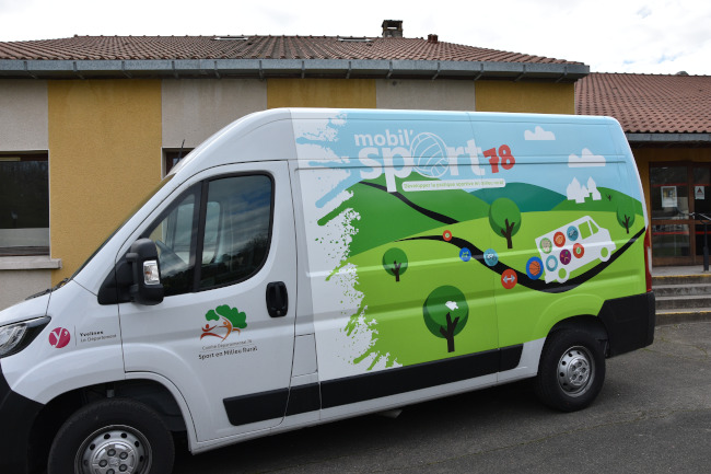 La camionnette Mobil' Sport sillonne les zones rurales des Yvelines pour favoriser la pratique sportive © J. Bencivengo / CD78