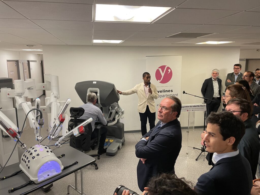 Pierre Bédier, président du Département des Yvelines inaugure le robot chirurgical Da Vinci X de l'hôpital privé de l'ouest parisien à Trappes. ©Maxime Lemer/CD78