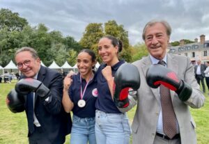 Wassila Lkhadiri, à côté de Rima Ayadi, est entourée des présidents des Conseils départementaux des Yvelines, Pierre Bédier, à gauche, et des Hauts-de-Seine, Georges Siffredi, à droite © M.Lemer
