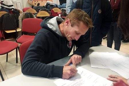 Christopher Six signe des autographes pour les collégiens du Racinay, à Rambouillet, le 15 janvier 2024 © J. Bencivengo / CD78