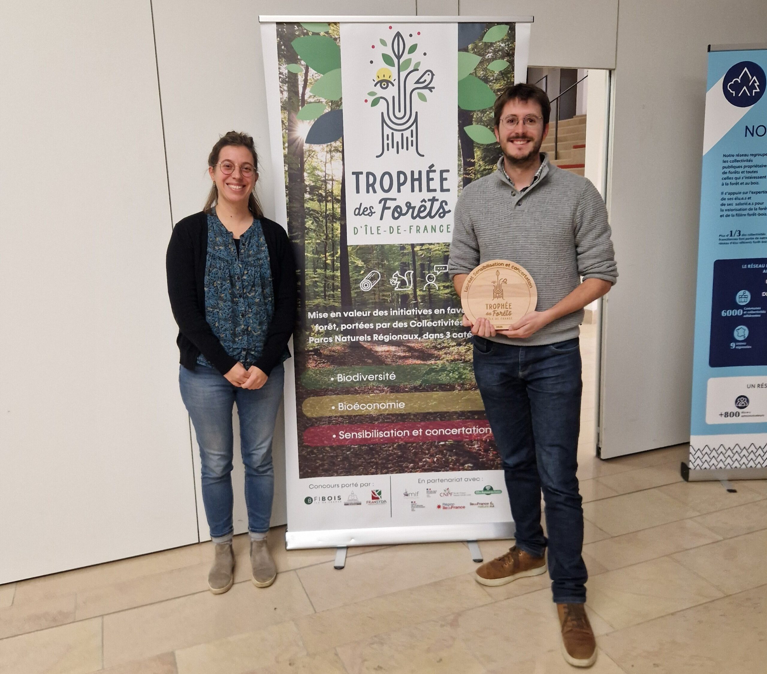 Anne-Laurence Agenais, cheffe du service Valorisation du patrimoine naturel et projets écologiques, et Romain Deparis, chargé d’animations ENS (sur la photo), ont co-piloté ce projet avec Anne-France Bourgeois, chargée de mission valorisation des ENS. ©CD78