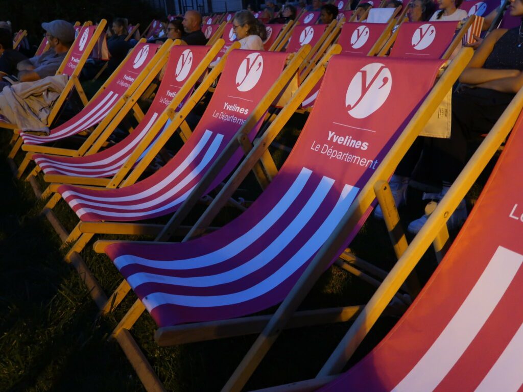 Des transats aux couleurs du Département des Yvelines vous attendent pour profiter pleinement de votre séance en plein air. ©CD78