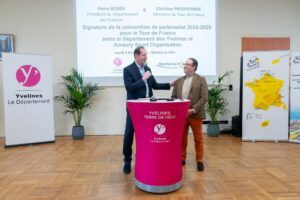 Christian Prudhomme, directeur du Tour de France, et Pierre Bédier, Président du Département, ont renouvelé le partenariat pour la période 2025-2029. ©CD78