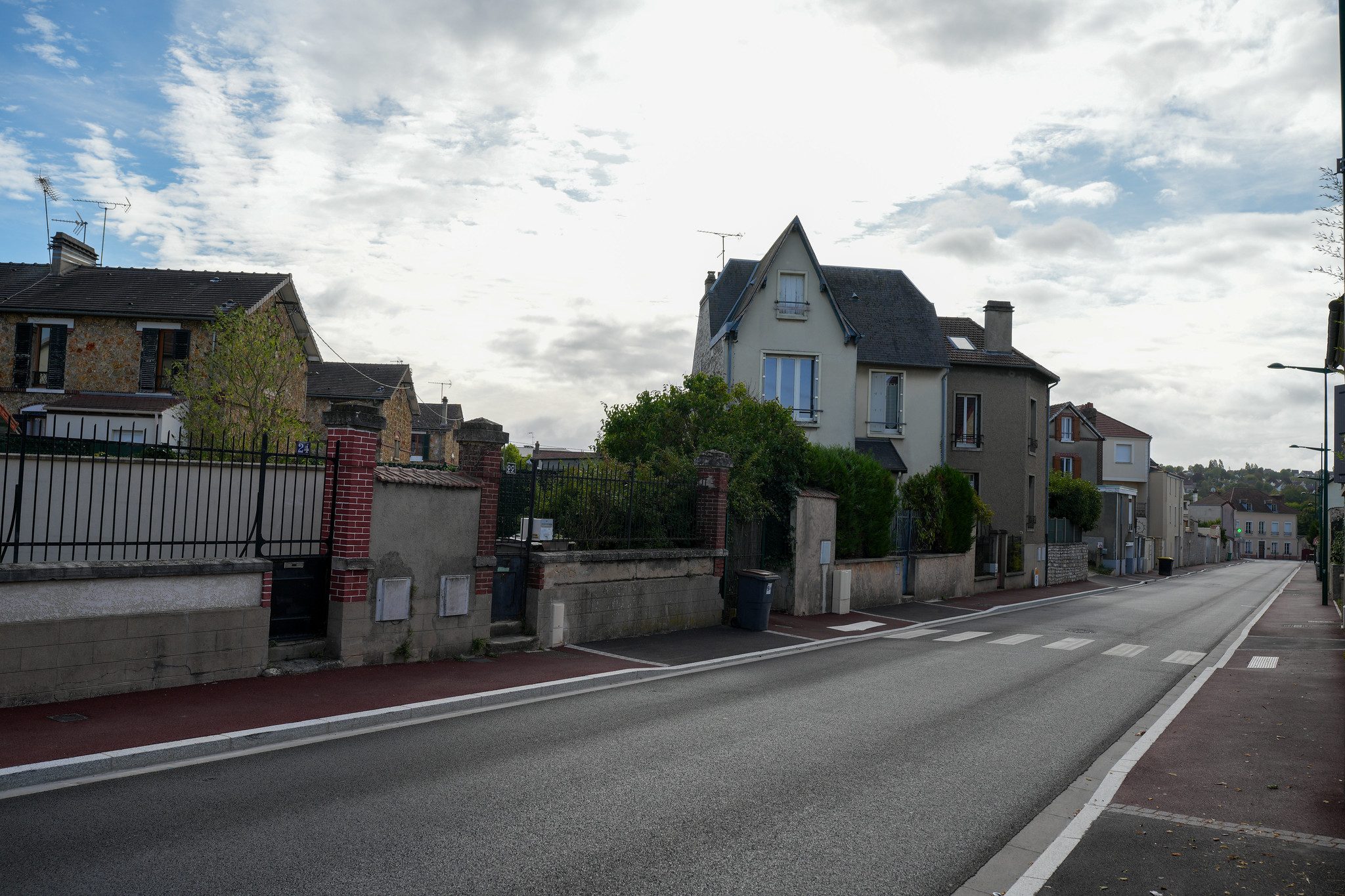 Au sud de l’avenue, les travaux sont quasiment terminés : enrobé neuf, trottoirs rénovés, poteaux et fils électriques aériens retirés. ©CD78