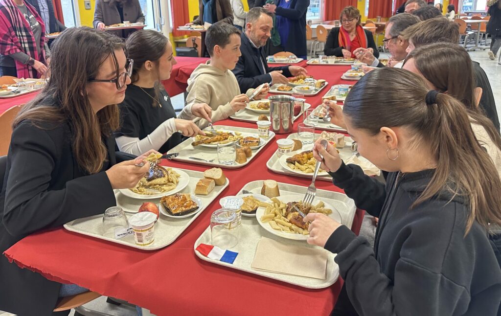 Une partie des élèves du Conseil de la Vie Collégienne ont déjeuné aux côtés du président du Conseil départemental et des élus. ©CD78