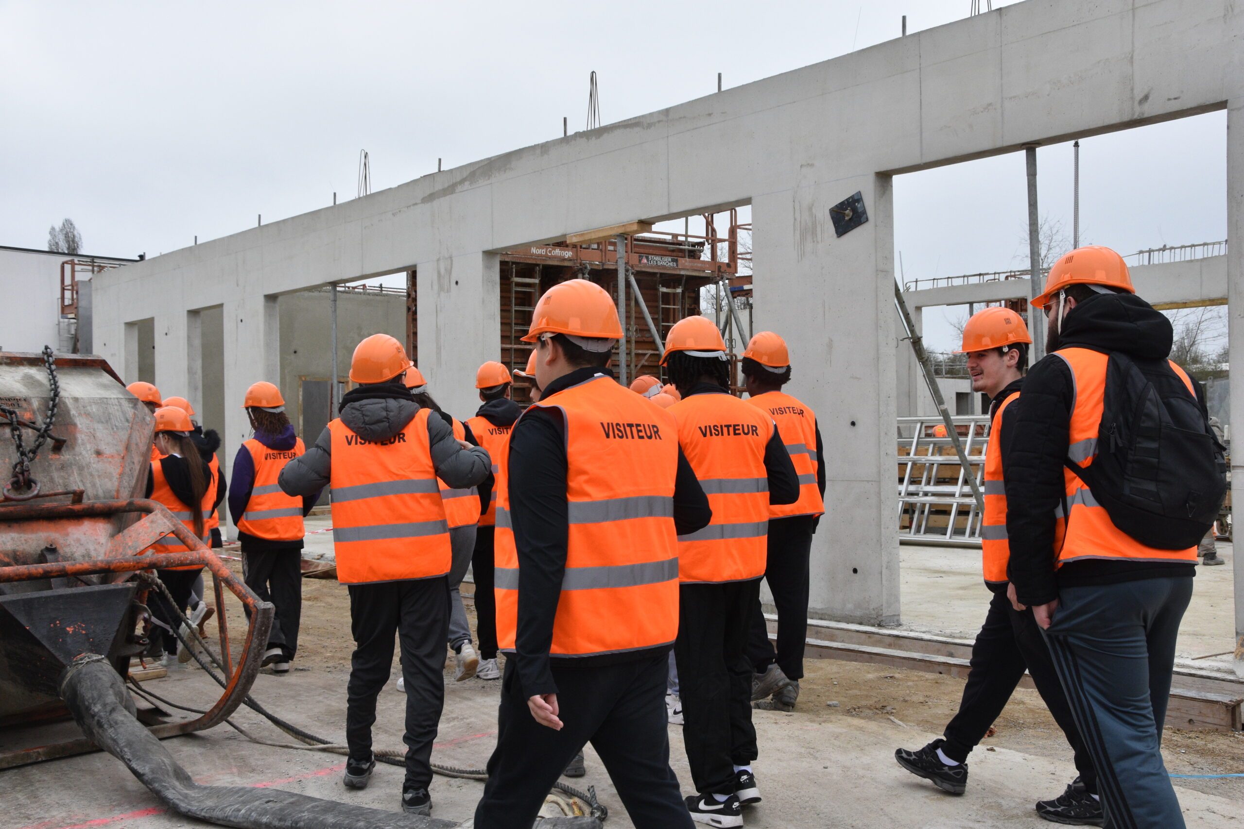 A Coignières, les jeunes découvrent les métiers du BTP sur le chantier de leur futur collège de La Mare aux Saules.©S.Gayet/CD78