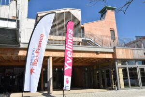 Bois, briques de terre et paille sont les principaux matériaux utilisés dans les fondations de l’école. ©CD78