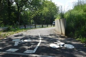 Sur ce tronçon, la séparation de la route de la piste cyclable par une bordure permet la mise en sécurité de l’ensemble des usagers. ©CD78