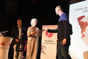 Tout au long de la soirée, les artisans labellisés ont défilé sur la scène pour recevoir leur prix des mains de Marie-Hélène Aubert, Vice-présidente du Conseil départemental ©CD78