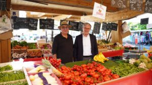 Le maire de Bailly, Jacques Alexis (à droite), aux côtés d'un commerçant présent sur la Halle du Marché. ©CD78