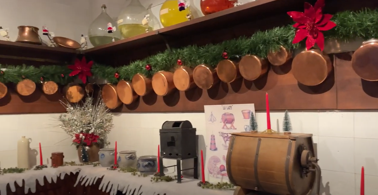 La cuisine du château de Breteuil avec des casseroles en cuivre