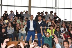 Sandy Casar, debout à gauche de Thomas Voeckler, a rencontré des Yvelinois en mars dernier lors du passage du Paris-Nice à Montesson. ©CD78