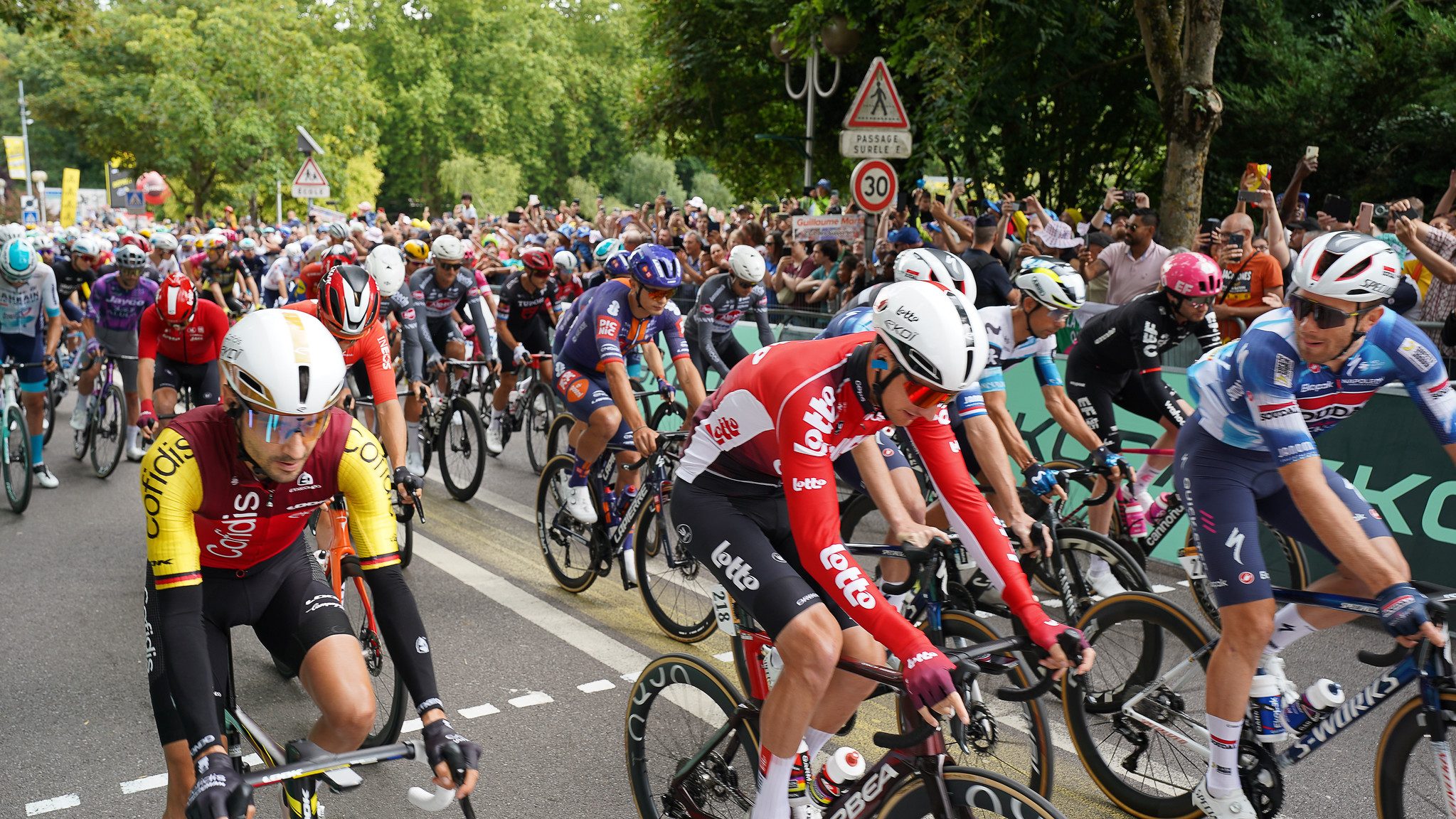 Comme à Mantes-la-Ville en 2025, la fête sera totale à Thoiry pour le départ de la dernière étape du Tour de France 2026. ©CD78