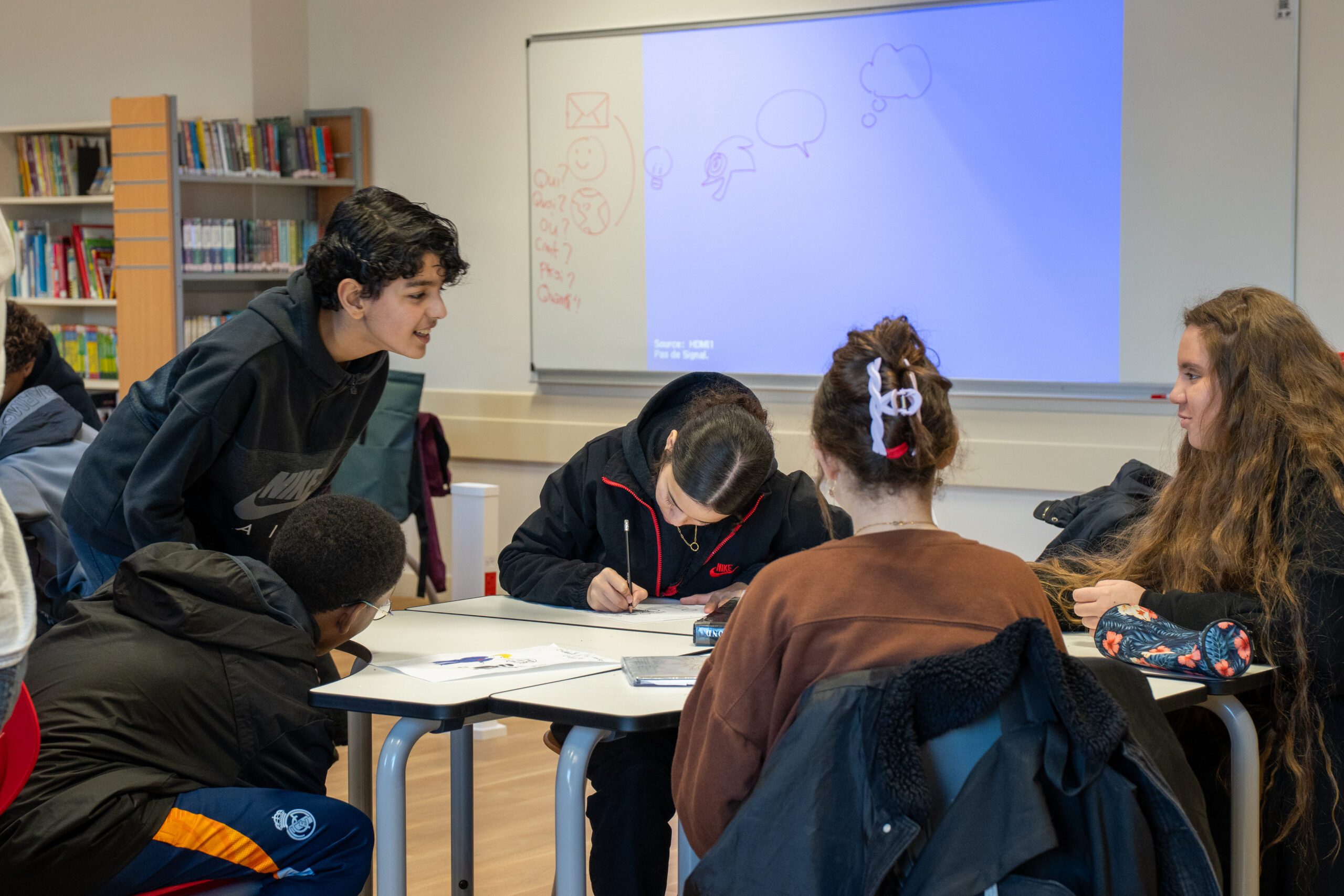 Encadrés par le programme « Dessins et Libertés », les collégiens transforment leurs idées et leurs opinions en dessins engagés. ©CD78