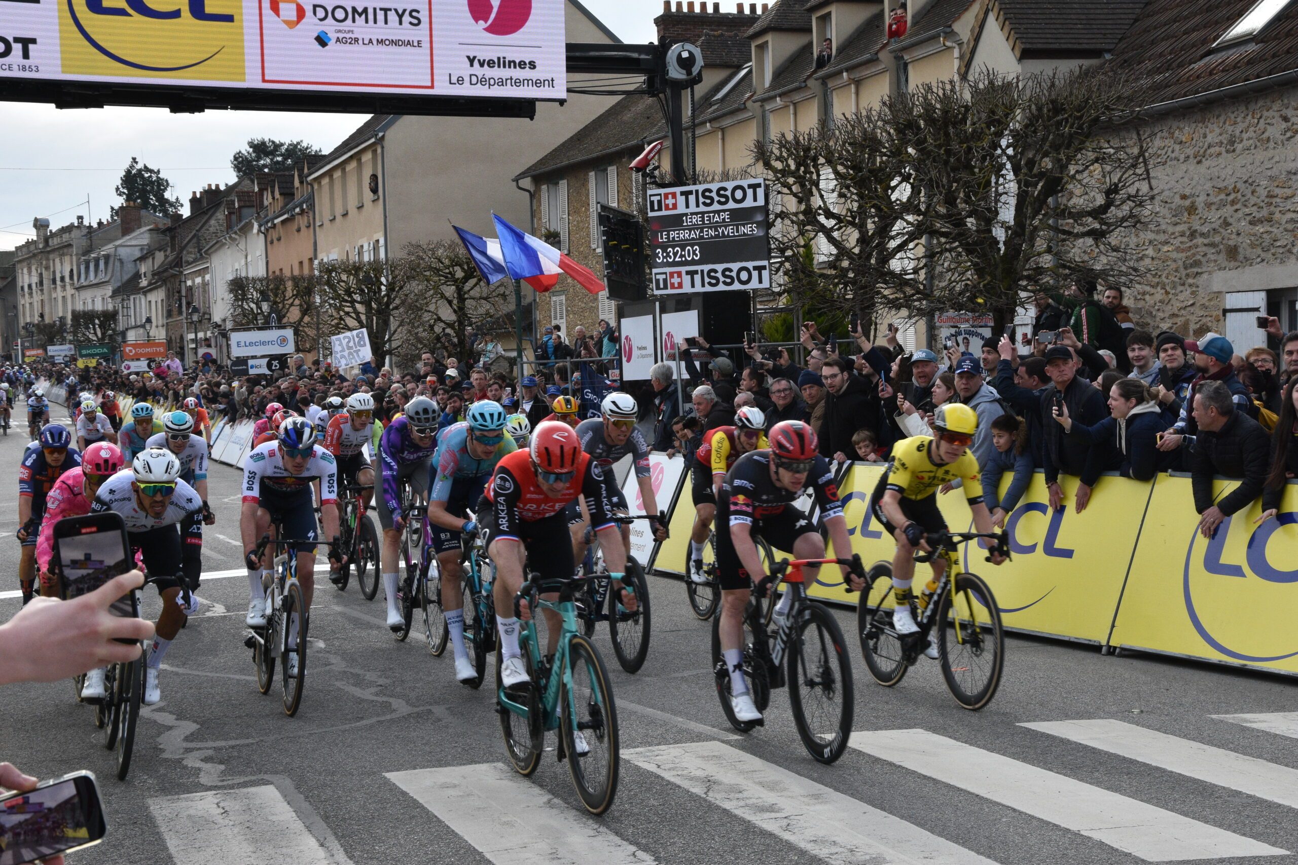 Comme au Perray-en-Yvelines en 2025, Paris-Nice attire toujours la foule. Pour vous déplacer facilement ce week-end, anticipez pour éviter de passer sur une route fermée. ©CD78