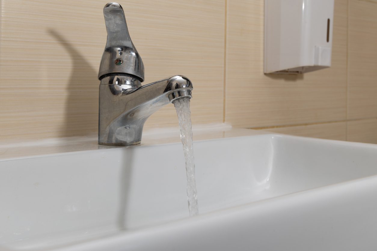 Un simple robinet laissé peut provoquer le gaspillage de plusieurs centaines de mètres cubes d’eau. ©iStock